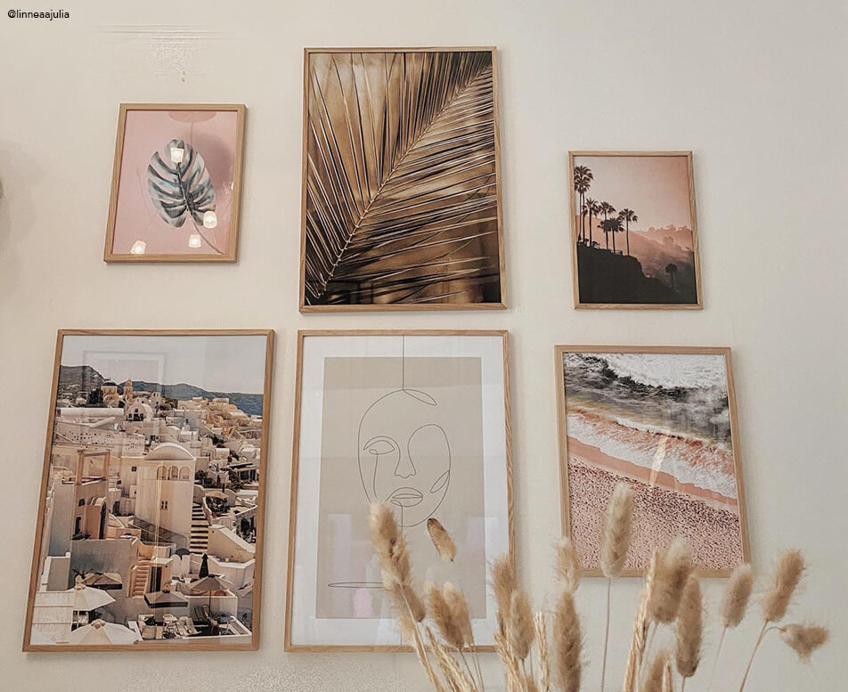 Paveikslų siena su ąžuolo rėmais ir natūraliais motyvais