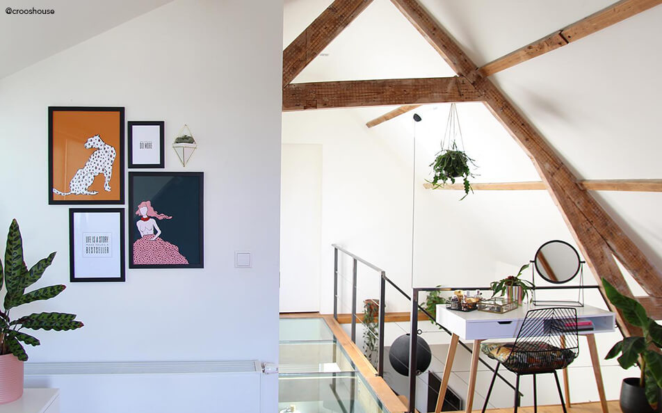 Paveikslų siena mažoje erdvėje - pasviręs stogas su sijomis